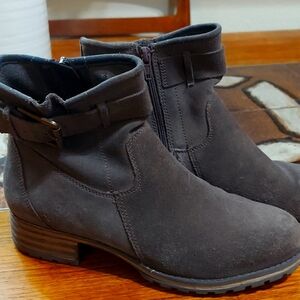 Clarks brown suede 7 booties